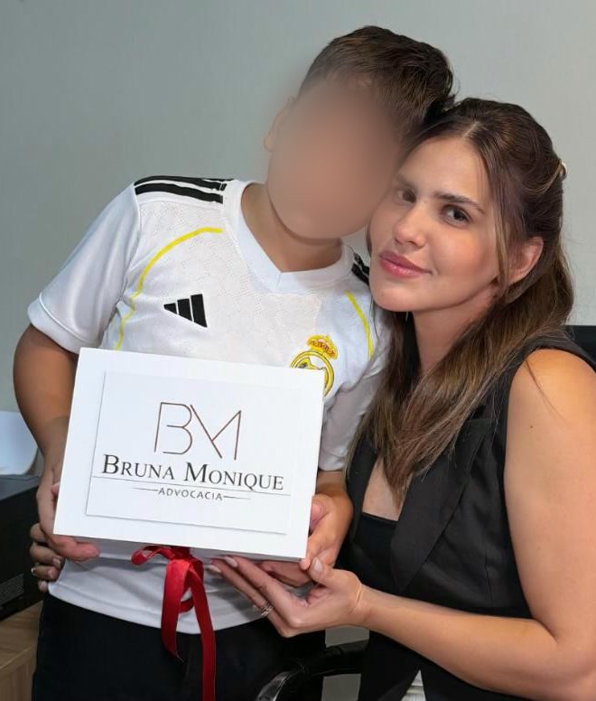 Bruna Monique com um menino autista atendido pelo escritório